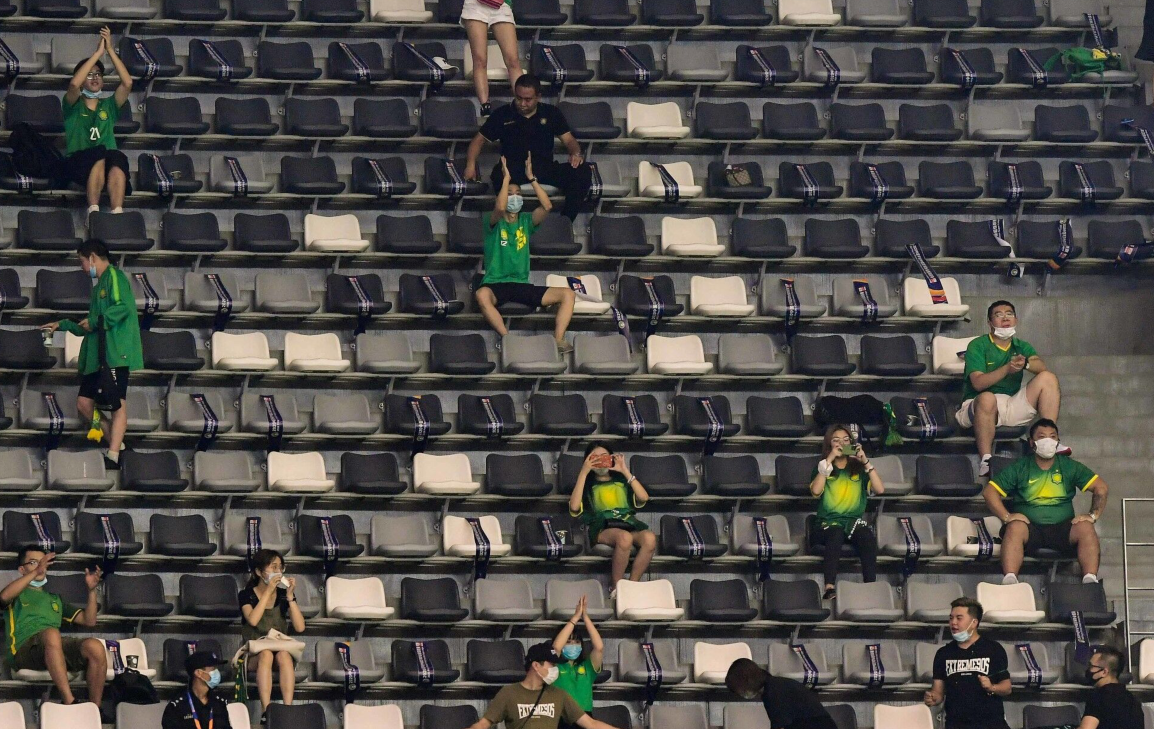 GIF：久违了可爱的第十二人！国安上港比赛开放球迷入场