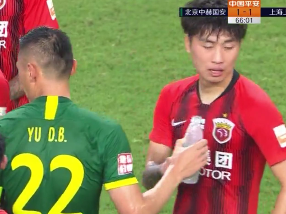 GIF：哥俩好！于大宝傅欢交流过后同饮一瓶水