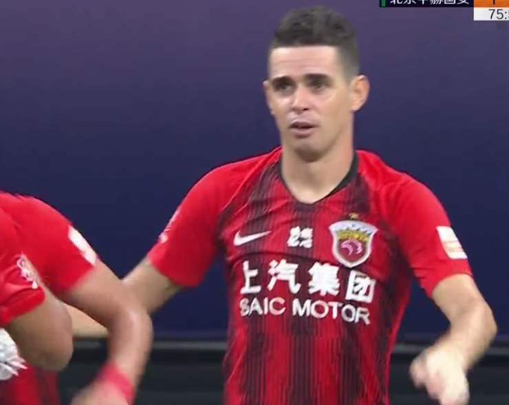 GIF：阿瑙托维奇脚后跟助攻奥斯卡射门得分，上港反超