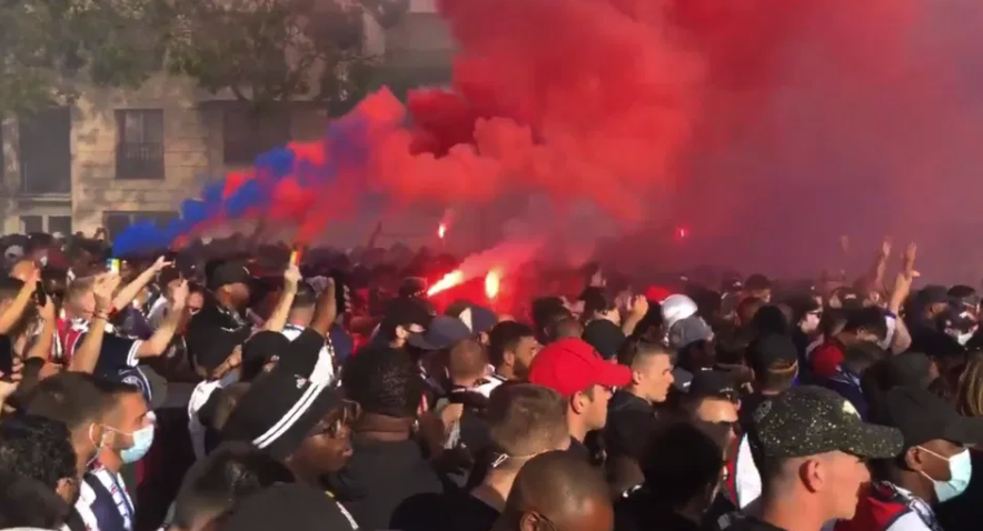 疫情无法阻挡球迷热情，部分巴黎球迷在场外燃气照明弹