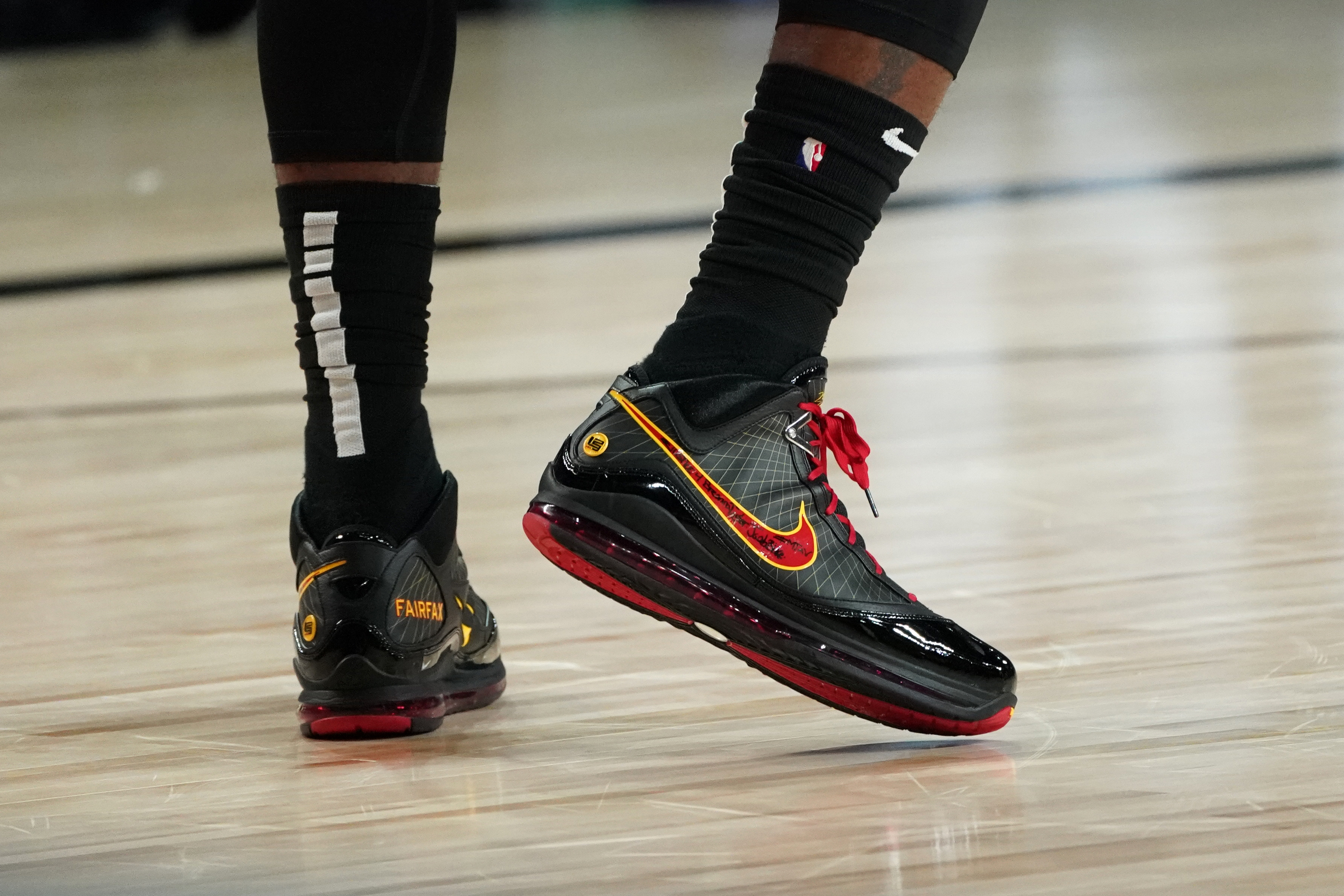 今日球鞋：詹姆斯上脚LeBron 7，多名球星的战靴致敬科比