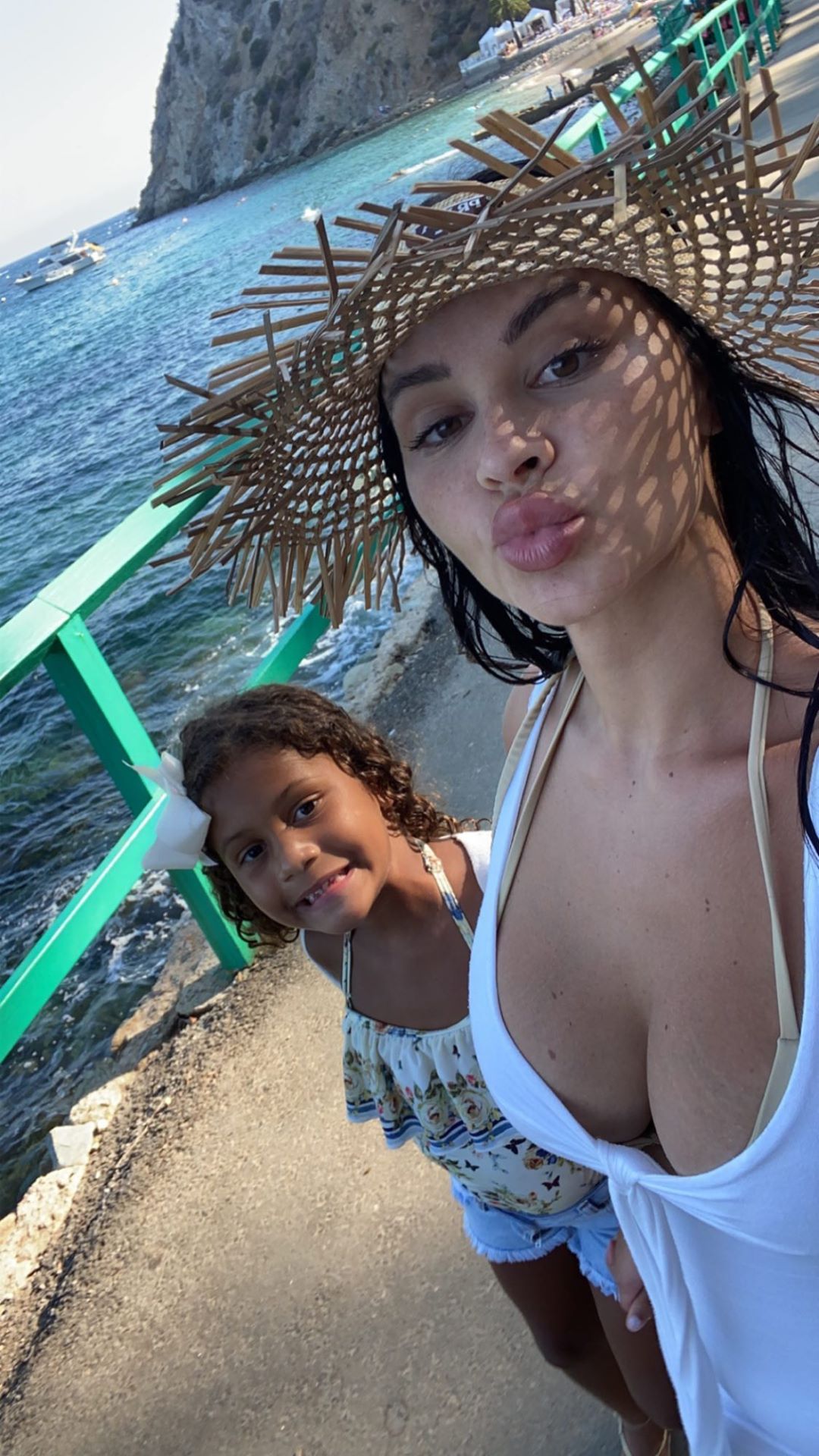 大海沙滩！乔治女友晒自己带女儿在海边游玩的照片
