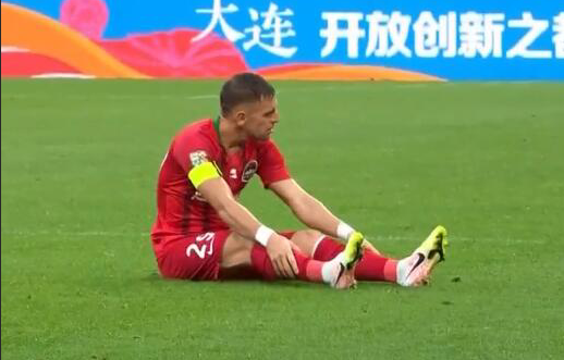 GIF：刚上场就伤退！伊沃无对抗状态下受伤下场