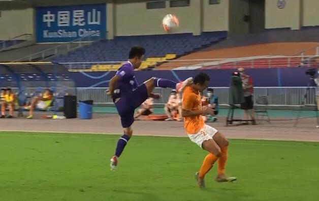 GIF：危险动作！白岳峰解围踢到张成林头部