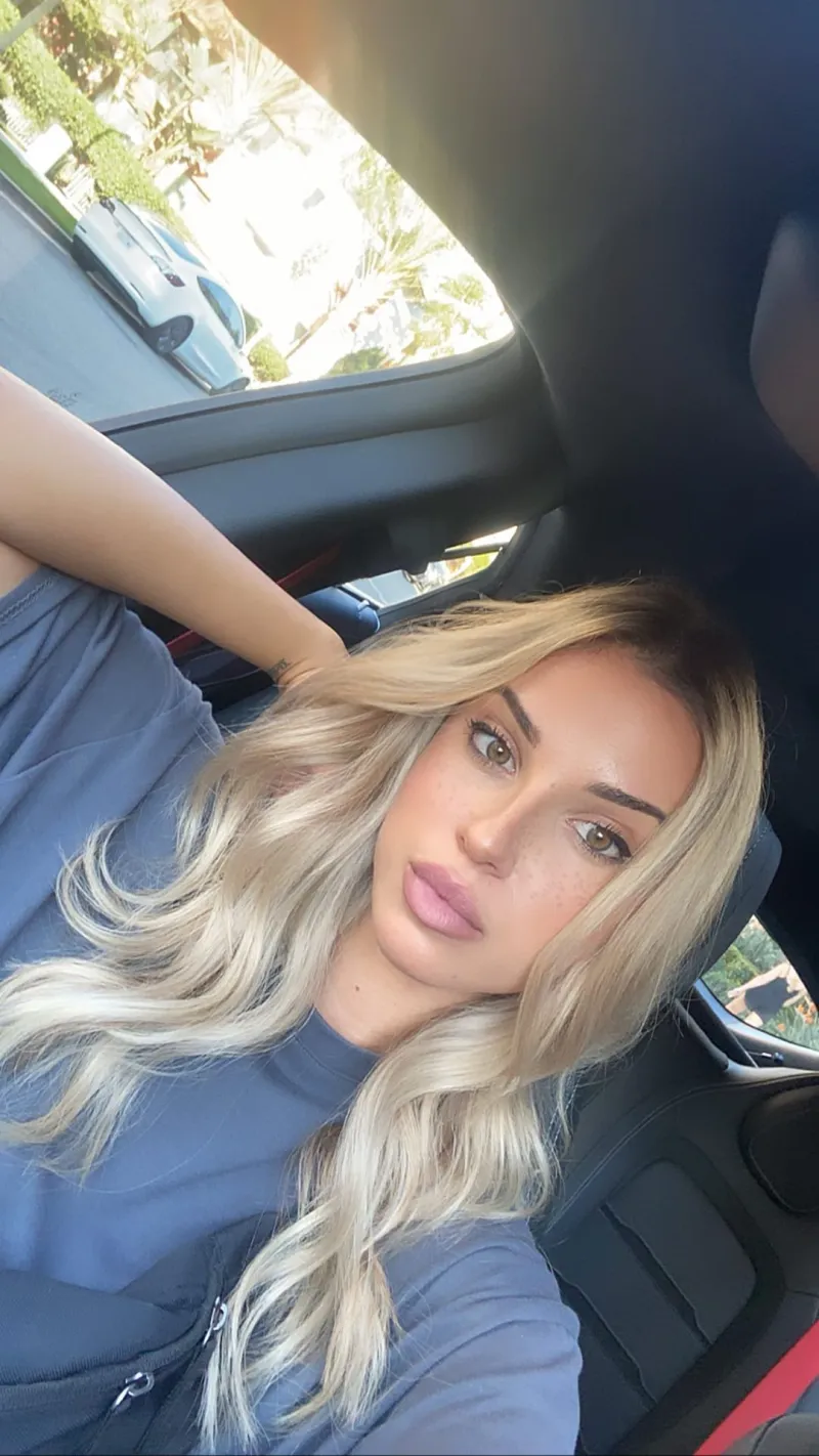 帕特森女友晒自己在车内的照片