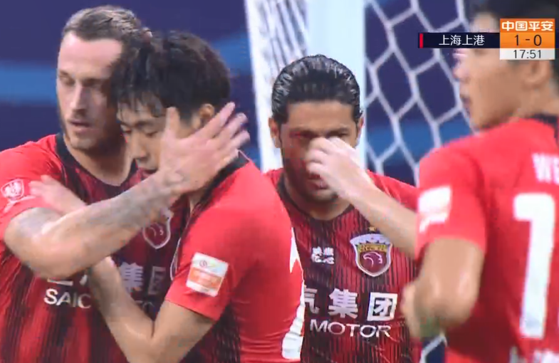 GIF：先拔头筹！傅欢传中阿瑙抢点破门，上港1-0重庆