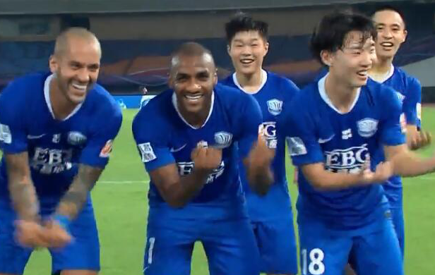 GIF：穆里奇禁区外突施冷箭远射破门，永昌扳平比分