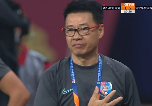 GIF：你摸着良心吹！吴金贵赛中不满判罚怒对裁判