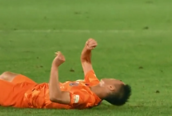 GIF：刘洋回传失误险酿大祸，郑铮铲球后脑着地幸无大碍