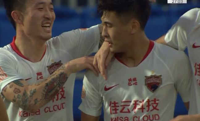 GIF：戴伟浚前场抢断突入禁区小角度射门得分，深圳领先