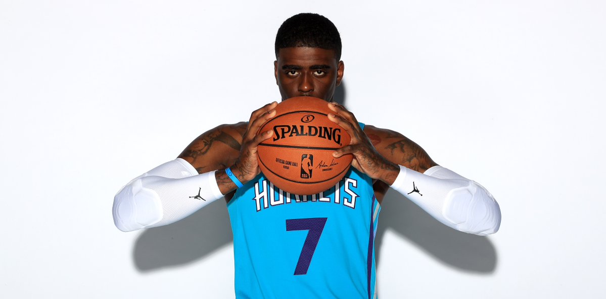 NBA官方推特祝黄蜂球员德维恩-培根25岁生日快乐