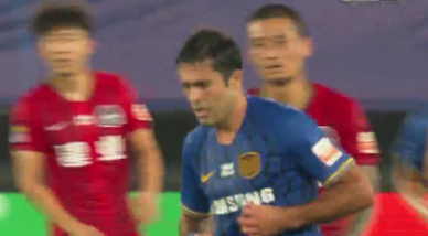 GIF：埃德尔禁区内混战射门得手，苏宁快速超出比分