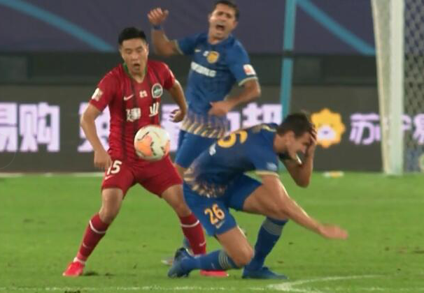 GIF：倪玉崧抬脚过高被判犯规，两黄变一红被罚下