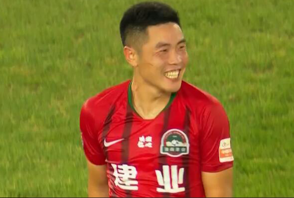 GIF：美妙的弧线球！倪玉崧远射为建业扳平比分