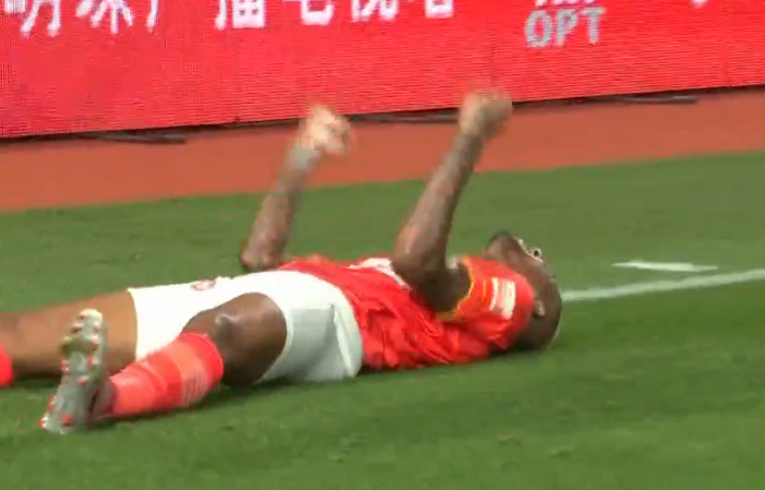 GIF：塔利斯卡头球被扑后补射扳平比分！申花1-1恒大