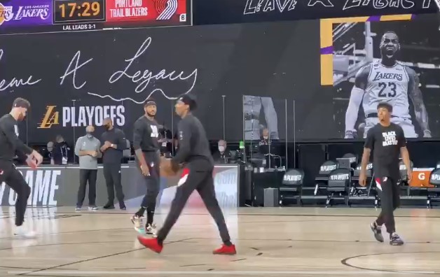 逝者安息！开拓者球员集体佩戴头带纪念克利弗德-罗宾逊