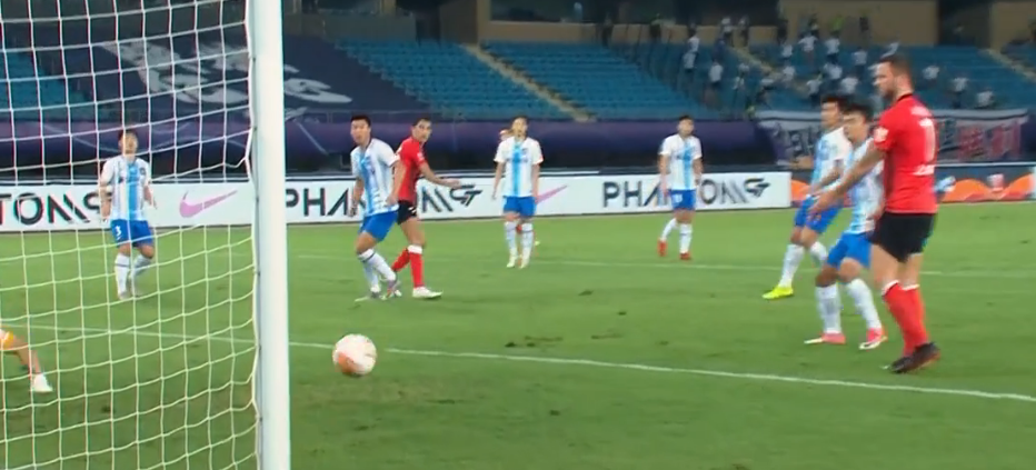 GIF：场地的锅？艾哈迈多夫低射在草皮上弹起偏出