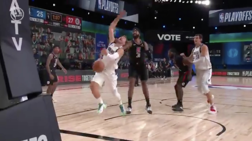 马库斯-莫里斯吃到二级恶意犯规，被驱逐出场