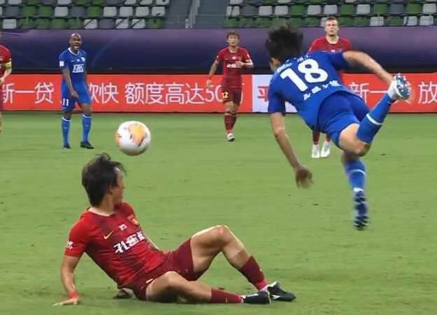 GIF：危险动作一个接一个！尹鸿博飞铲郑致云染黄