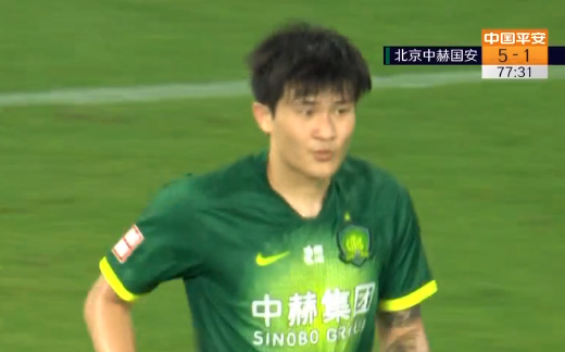 GIF：心不在焉？金玟哉被大摩托正面突破，回追如同慢放
