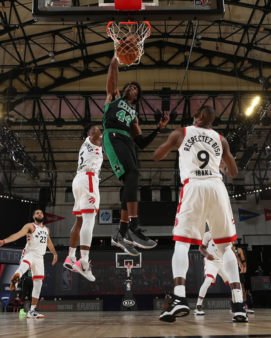 凯尔特人晒罗伯特-威廉姆斯赛场照为其加油：时间领主