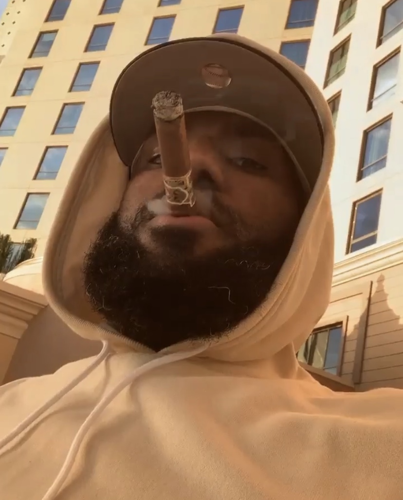 如此惬意！詹姆斯晒自己在酒店门前享用雪茄的动态