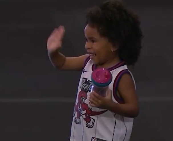 萌化了！猛龙官方晒范弗利特孩子为猛龙加油的片段