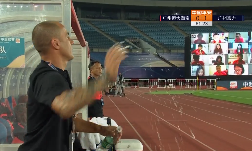 GIF：不满丢球表现！卡纳瓦罗场边狠狠甩手