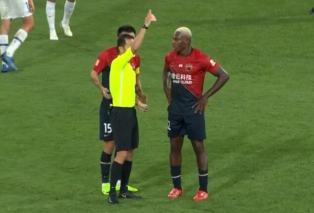 GIF：马力出示红牌将马里罚下，深足十人应战