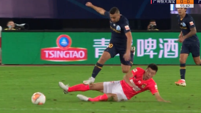 GIF：梅方对萨巴战术铲球犯规染黄，下轮将停赛