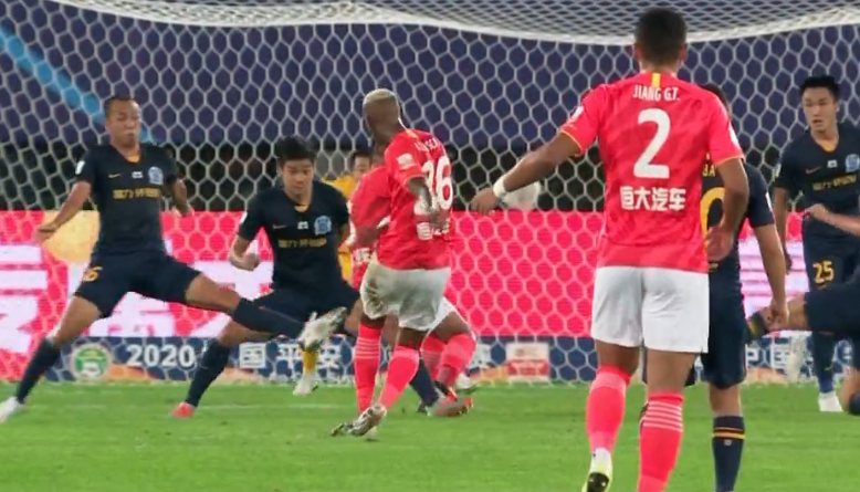 GIF：追平！艾克森助攻塔利斯卡劲射得手，恒大1-1富力
