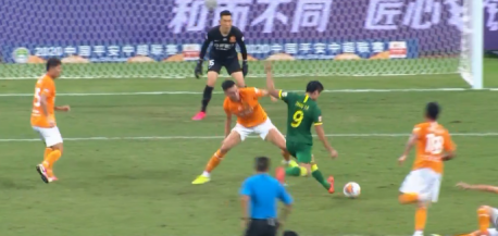 GIF：张玉宁接比埃拉助攻，一停一射助国安2-0领先