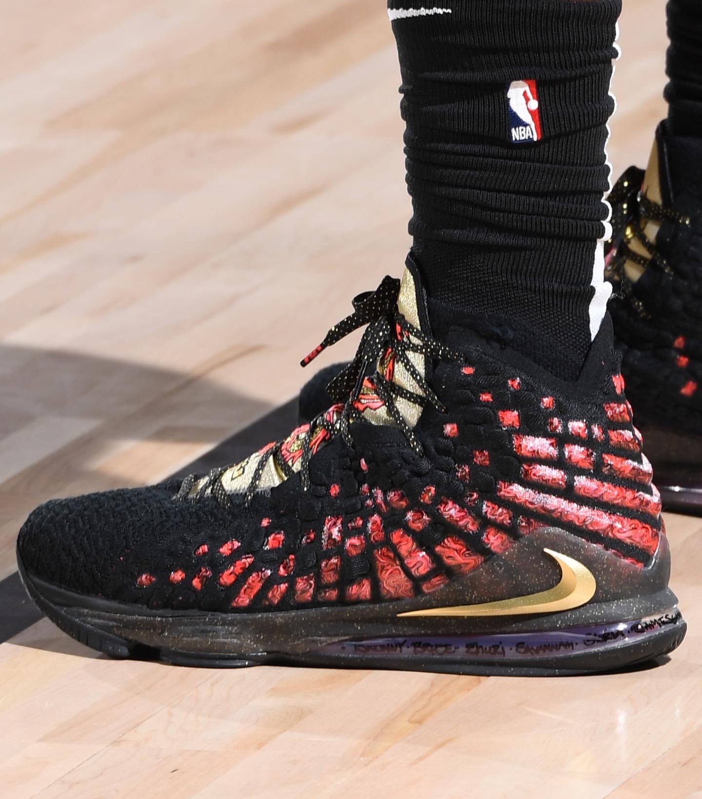 今日球鞋：詹姆斯上脚LeBron 17，隆多上脚Kobe 1黑黄