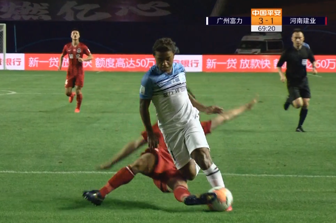 GIF：建业新援金城焕禁区铲球被判点，VAR回放后取消