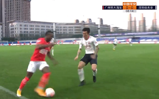 GIF：驰骋边路！费南多高速带球上演精彩突破