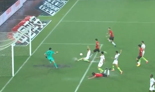 GIF：球真难踢！皮球落入积水减速，上港3点包抄全错过