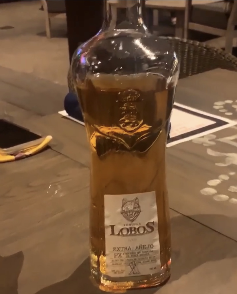 轻松惬意！詹姆斯晒龙舌兰酒：赛后的氛围，加油