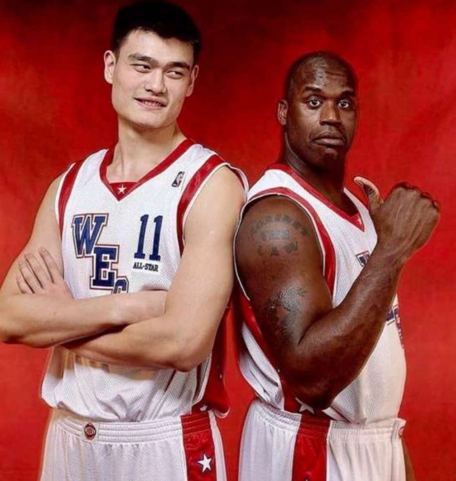 奥尼尔晒与姚明合照并用中文写道：你们都以为我很高