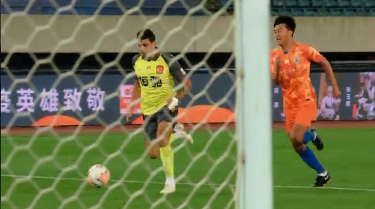GIF：蒋光太长传卡达尔冒顶，艾克森单刀球打偏