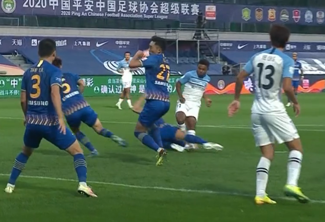 GIF：杨博宇开场手球萨巴点球破门！富力1-0苏宁