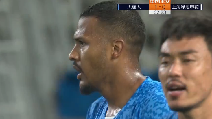 GIF：展现个人能力，龙东禁区外抽射死角破门！大连1-0申花