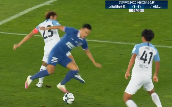 GIF：卢琳禁区内犯规，杨旭主罚点球命中，申花1-0富力