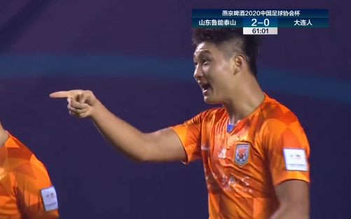 GIF：身体碾压！郭田雨强吃单鹏飞射门得分，鲁能3-0