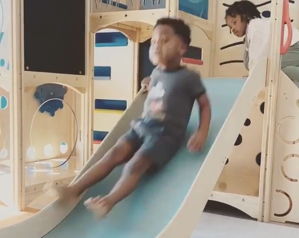 亲子时光！威少妻子晒威少带孩子们玩滑梯的片段