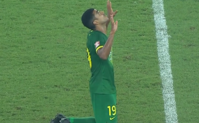 GIF：王子铭造点，阿兰点球被扑后补射得手！国安1-1黄海