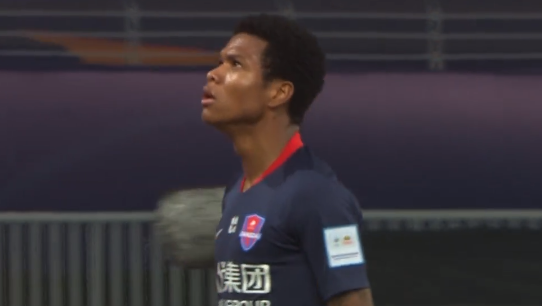 GIF：马尔西尼奥过4人董洪麟吊射！重庆2分钟2球追平上港