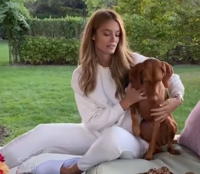 悠闲惬意！乐福女友与爱犬在火炉边野餐