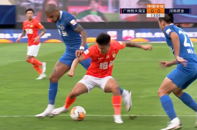 GIF：卡兰加放倒何超被判点球，艾克森主罚命中