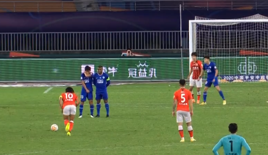 GIF：大力险出奇迹，胡尔克超远电梯任意球中框