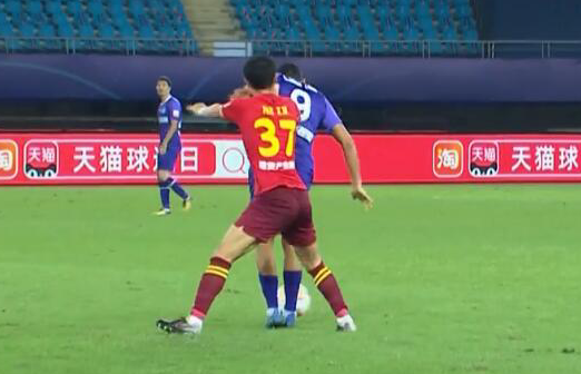 GIF：杠上了！潘喜明与利马纠缠在一起，裁判吹罚前者犯规